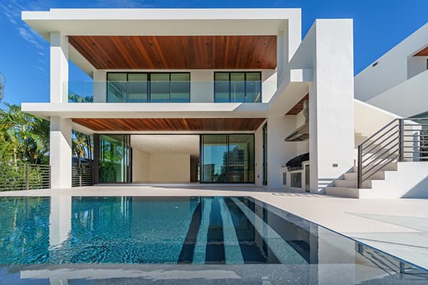 Villa moderne de luxe avec piscine à débordement et grandes baies vitrées