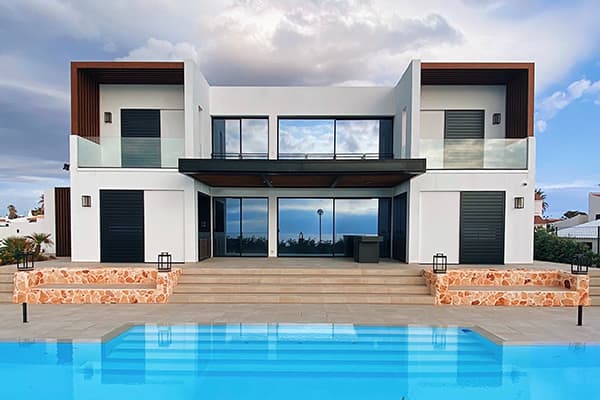 Villa contemporaine de luxe avec piscine et vue mer